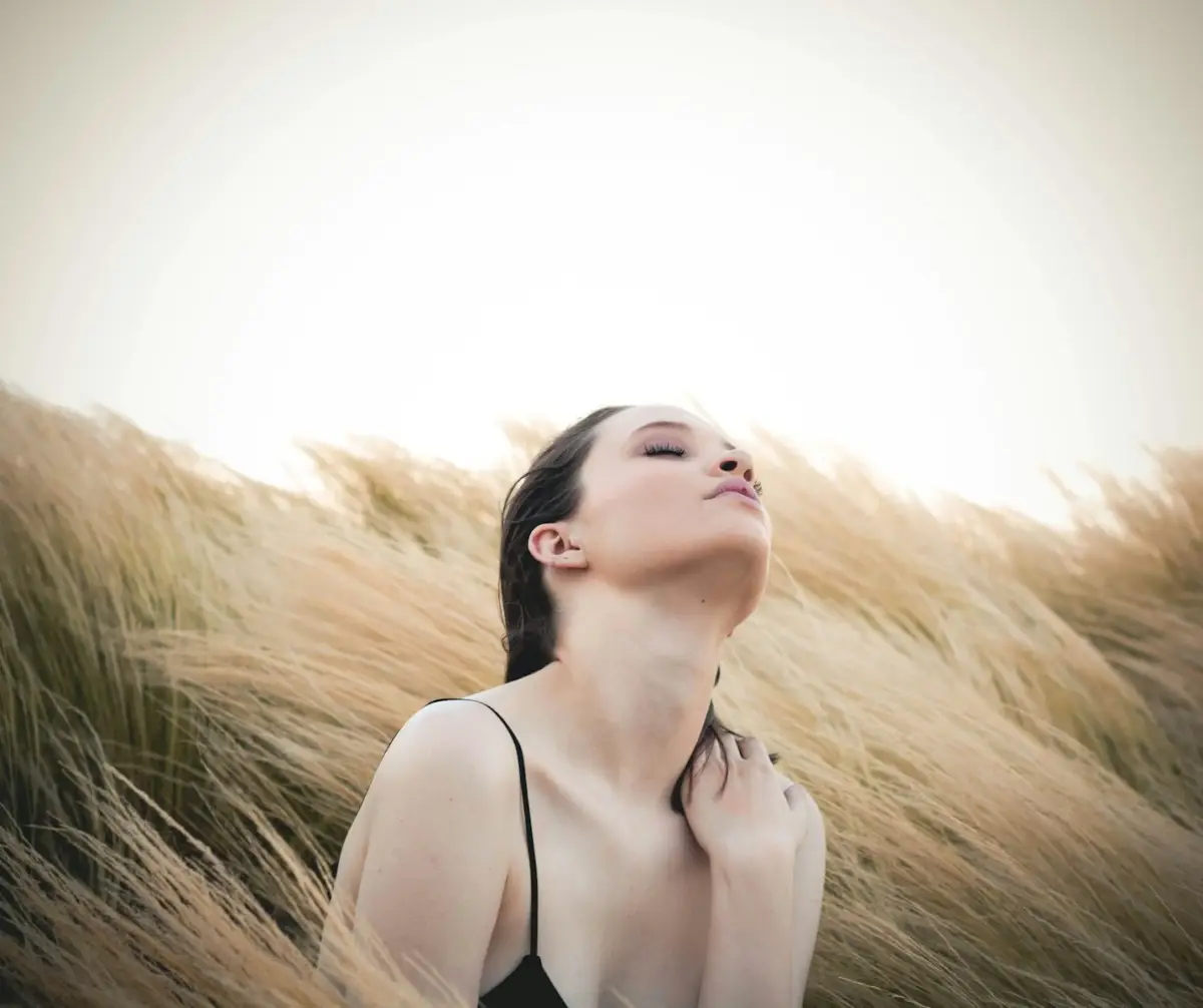 Metodo per non abbronzare il viso: il consiglio degli esperti per una pelle uniforme